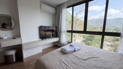 Deluxe tweepersoonskamer met balkon — Kamala Beach Area 1BR Rooftop Pool & Gym, Shuttle